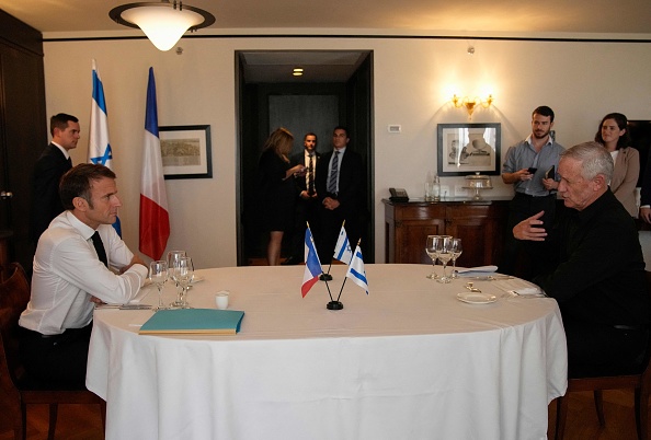 Le Président Emmanuel Macron écoute le ministre israélien de la Défense Benny Gantz (à dr.) lors de leur rencontre à Jérusalem le 24 octobre 2023. (Photo CHRISTOPHE ENA/POOL/AFP via Getty Images)