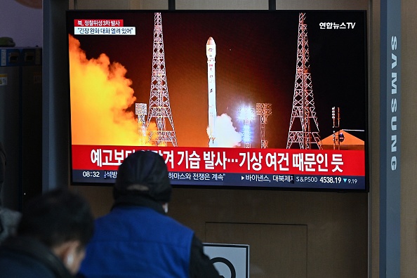 Une image du lancement d'une fusée porteuse de satellite par la Corée du Nord, dans une gare de Séoul, le 22 novembre 2023. (Photo JUNG YEON-JE/AFP via Getty Images)