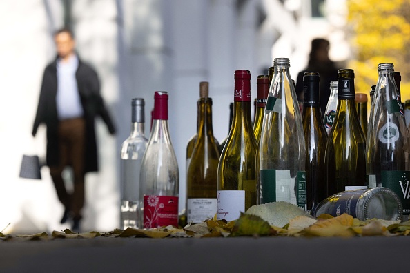 Des bouteilles d'alcool vides sur un trottoir, à Paris, le 22 novembre 2023. (Photo JOEL SAGET/AFP via Getty Images)