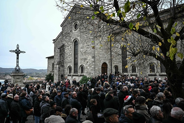 La collégiale de Saint-Donat-sur-l'Herbasse (Drôme), le 24 novembre 2023 lors des obsèques de Thomas, décédé le 19 novembre 2023 à Crépol après avoir été poignardé.   (OLIVIER CHASSIGNOLE/AFP via Getty Images)