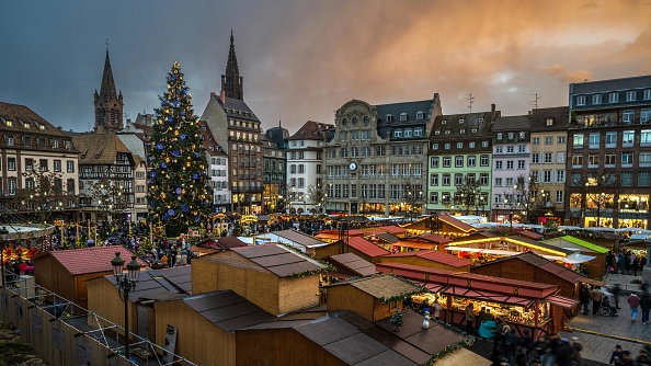 Jour de l'ouverture du marché de Noël traditionnel sur la place Kleber à Strasbourg, le 24 novembre 2023.  (PATRICK HERTZOG/AFP via Getty Images)