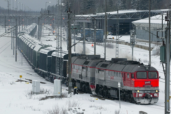 Une locomotive russe tire des wagons de marchandises vers la Russie. Illustration. (Photo LAURI HEINO/Lehtikuva/AFP via Getty Images)