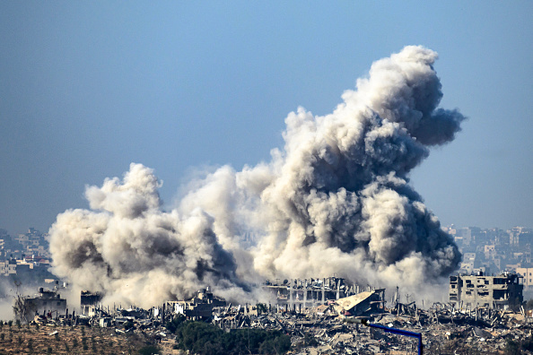 La fumée s'élève de bâtiments touchés par des frappes israéliennes, alors que les combats reprennent entre Israël et le Hamas, le 1er décembre 2023. (Photo JOHN MACDOUGALL/AFP via Getty Images)