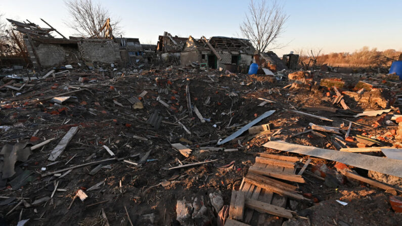 Bâtiments résidentiels détruits par les bombardements russes dans le village de Petropavlivka sur la ligne de front près de Kupiansk dans la région de Kharkiv, le 30 novembre 2023. Illustration. (Photo SERGEY BOBOK/AFP via Getty Images)