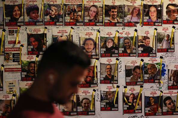 Des affiches à l'effigie des otages israéliens détenus à Gaza depuis l'attaque du 7 octobre, en marge d'une manifestation à l'appel de l'Union européenne. (Photo AHMAD GHARABLI/AFP via Getty Images)