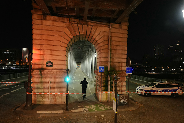 Un officier de police patrouille dans un périmètre de sécurité établi après qu'une personne ait été tuée et deux autres blessées dans une attaque au couteau à Paris, le 2 décembre 2023. (Photo DIMITAR DILKOFF/AFP via Getty Images)
