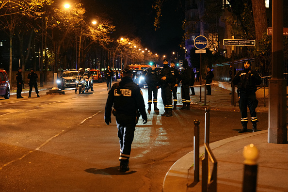 Des policiers montent la garde dans un périmètre de sécurité établi lors d'une attaque au couteau qui a coûté la vie à un touriste germano-philippin à Paris, le 2 décembre 2023. (Photo DIMITAR DILKOFF/AFP via Getty Images)