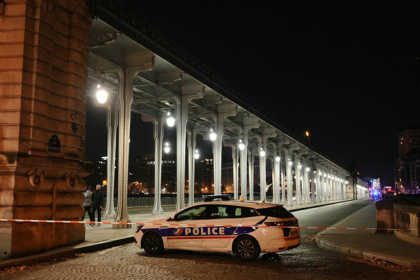 Une voiture de police est garée dans un périmètre de sécurité établi après l'attaque au couteau à Paris, le 2 décembre 2023.   (DIMITAR DILKOFF/AFP via Getty Images)