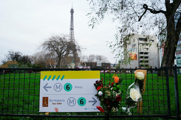 Cette photographie montre l'endroit où un touriste allemand a été poignardé à mort le 2 décembre 2023, près de la Tour Eiffel à Paris. (DIMITAR DILKOFF/AFP via Getty Images)