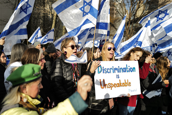 Des manifestants se rassemblent lors d'une manifestation « Metoo sauf si vous êtes juif » devant le siège des Nations unies à New York, le 4 décembre 2023. (Photo CHARLY TRIBALLEAU/AFP via Getty Images)
