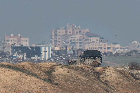 Un véhicule militaire israélien roule près de la frontière avec la bande de Gaza le 6 décembre 2023. (Photo JACK GUEZ/AFP via Getty Images)