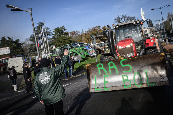 Des agriculteurs devant le Conseil général de Bretagne, lors d'une manifestation appelée par les principaux syndicats français pour protester contre la politique agricole, à Rennes, le 6 décembre 2023.  (LOIC VENANCE/AFP via Getty Images)