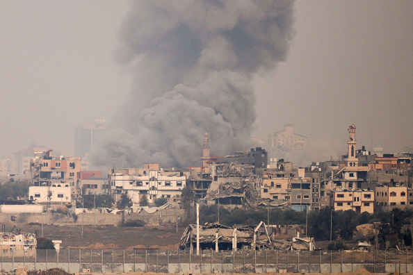 Des volutes de fumée lors d'un bombardement israélien sur Gaza, le 7 décembre 2023. (Photo MENAHEM KAHANA/AFP via Getty Images)