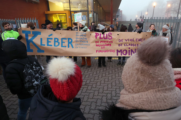 Manifestants des enseignants du collège Kléber à Strasbourg, le 7 décembre 2023. (Photo FREDERICK FLORIN/AFP via Getty Images)