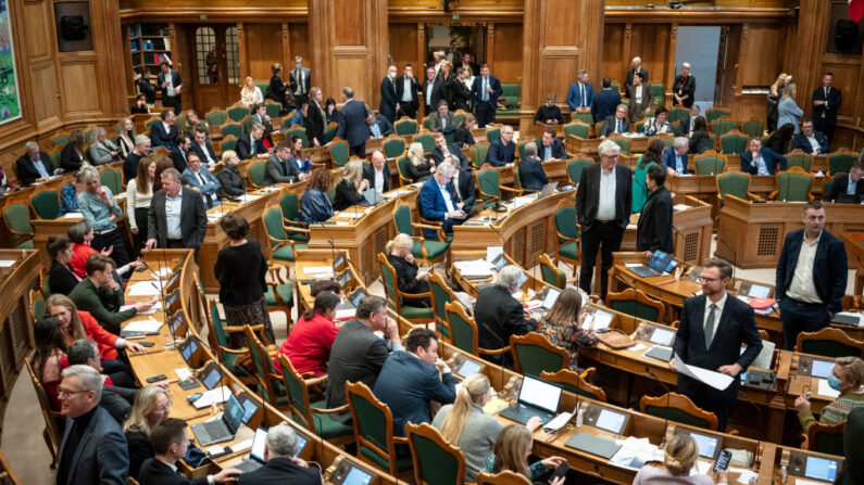 Des membres du Parlement danois assistent au débat sur une nouvelle loi contre les « traitements inappropriés » de textes ayant une signification religieuse importante, à Copenhague le 7 décembre 2023. (Photo MADS CLAUS RASMUSSEN/Ritzau Scanpix/AFP via Getty Images)