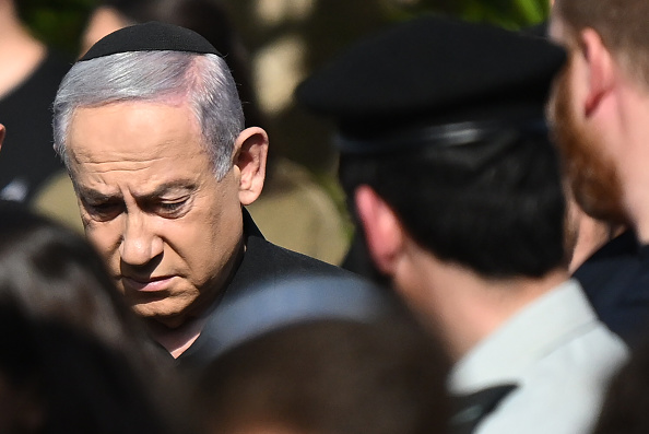 Le Premier ministre israélien Benjamin Netanyahu assiste aux funérailles du sergent-major Gal Meir Eisenkot, 25 ans, au cimetière de Herzliya le 8 décembre 2023 à Herzliya, Israël. (Photo : Alexi J. Rosenfeld/Getty Images)