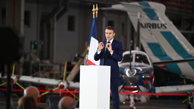 Emmanuel Macron prononce un discours pour marquer les deux ans du plan d'investissement France 2030 sur le site d'Airbus à Toulouse, le 11 décembre 2023. (Photo CAROLINE BLUMBERG/POOL/AFP via Getty Images)