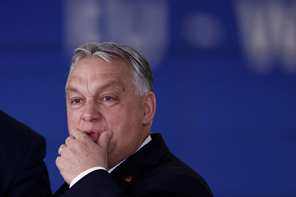 Le Premier ministre hongrois, Viktor Orban, se trouve au siège de l'Union européenne à Bruxelles, le 13 décembre 2023. (Photo : KENZO TRIBOUILLARD/AFP via Getty Images)