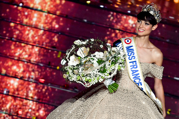 Ève Gilles (Miss Nord-Pas-de-Calais), nouvellement élue Miss France 2024, réagit après avoir remporté le concours de beauté Miss France 2024 à Dijon, le 16 décembre 2023. (Photo ARNAUD FINISTRE/AFP via Getty Images)