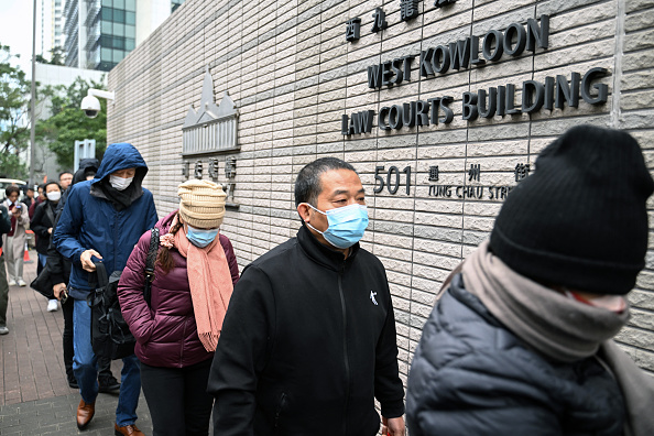 Devant le tribunal de West Kowloon pour le premier jour du procès du magnat des médias pro-démocratie Jimmy Lai à Hong Kong, le 18 décembre 2023. (Photo PETER PARKS/AFP via Getty Images)