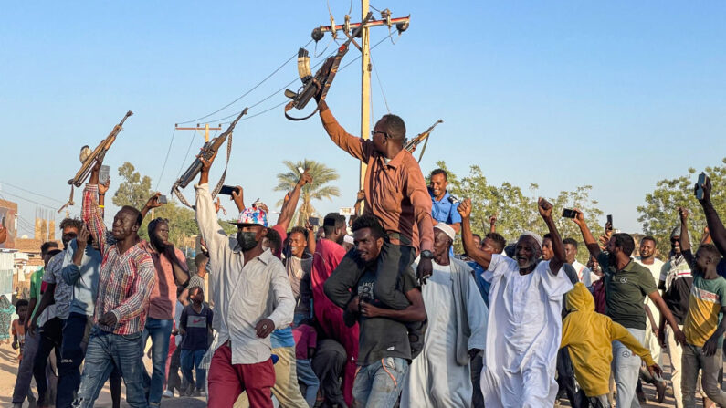 Des civils se rassemblent en soutien à l'armée soudanaise à Wad Madani le 17 décembre 2023, dans le cadre de la guerre contre les forces paramilitaires de soutien rapide (RSF). (Photo AFP via Getty Images)