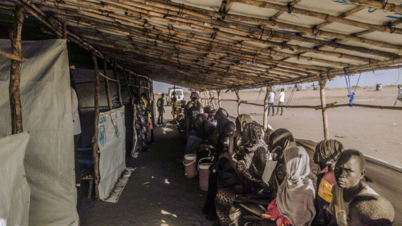 Des civils soudanais ayant fui le conflit attendent de s'enregistrer comme demandeurs d'asile, à Renk, dans le sud du Soudan, le 18 décembre 2023. (Photo AFP via Getty Images)
