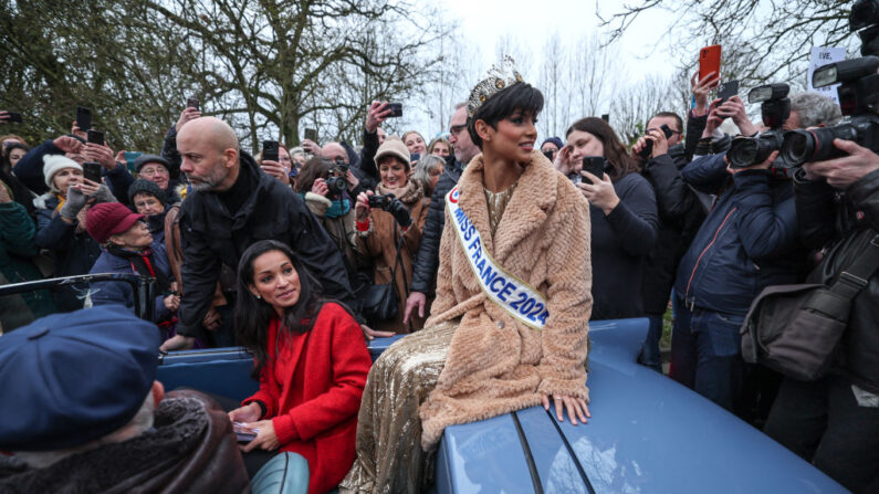 Miss France 2024, Ève Gilles (Miss Nord-Pas-de-Calais) (au c.) à Quaëdypre, près de Dunkirk, le 20 décembre 2024. (Photo DENIS CHARLET/AFP via Getty Images)