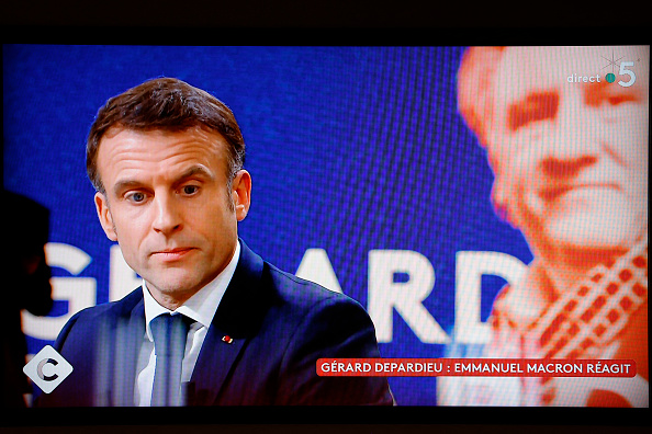 Emmanuel Macron a déclaré le 20 décembre 2023 que Gérard Depardieu, accusé de viol, est devenu la cible d'une "chasse à l'homme".  (LUDOVIC MARIN/AFP via Getty Images)