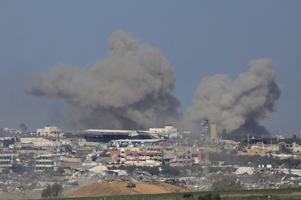 De la fumée s'élève après une explosion dans la bande de Gaza, vue du côté israélien de la frontière, le 29 décembre 2023. (Photo Amir Levy/Getty Images)