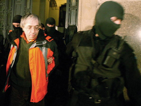 Cette photo prise le 1er avril 2004 montre Gregorian Bivolaru (à g.), le chef spirituel de la secte MISA évacué d'un tribunal de Bucarest par les forces spéciales de la police. (Photo STRINGER/AFP via Getty Images)