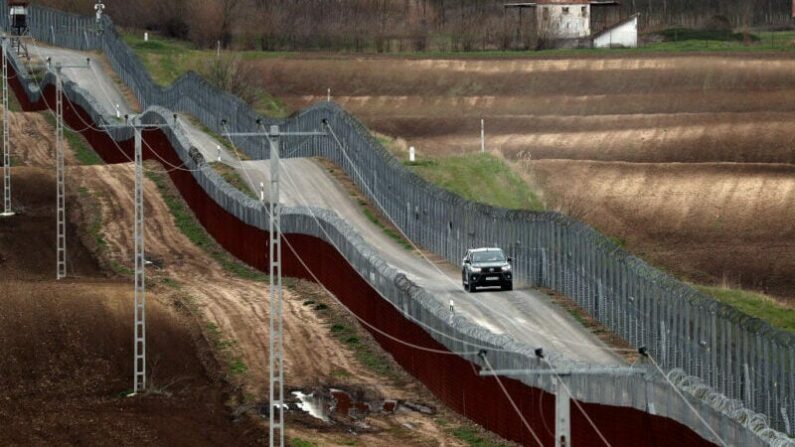 La police hongroise surveille la frontière avec la Serbie près de Gara, en Hongrie, le 5 avril 2018. (Image d'archive) Photo : Laszlo Balogh/Getty Images
