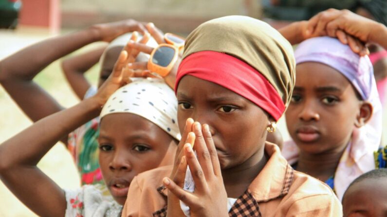 Des enfants prient alors que des membres de la communauté chrétienne participent à une manifestation contre l'assassinat de personnes par des bergers présumés à Makurdi, dans le centre-nord du Nigeria, le 29 avril 2018. - (EMMY IBU/AFP via Getty Images)