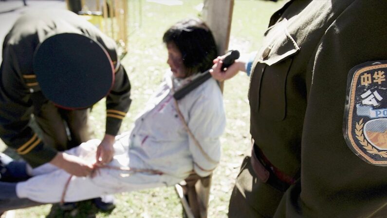 Reconstitution des tortures infligées à une pratiquante du Falun Gong lors d'une manifestation organisée pour commémorer le sixième anniversaire du début de la persécution du Falun Gong, le 20 juillet 2005, à Sydney, en Australie. (Ian Waldie/Getty Images)