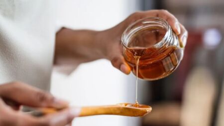 Les secrets du miel: des méthodes puissantes pour soulager la toux et 16 façons d’améliorer votre santé