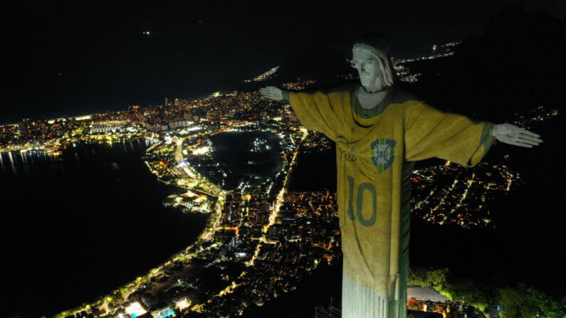 Le Brésil a rendu hommage à Pelé vendredi, jour du premier anniversaire de la mort du légendaire footballeur, notamment à Santos. (Photo : MAURO PIMENTEL/AFP via Getty Images)