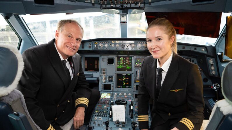 Jean Castonguay et sa fille Marie-Pierre dans le cockpit de l'Airbus A330 dans lequel le pilote expérimenté a effectué le dernier vol de sa carrière. (Air Canada - X)