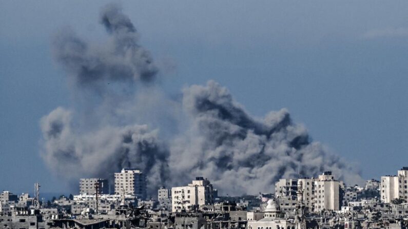 Une photo prise du côté israélien de la frontière avec la bande de Gaza montre de la fumée s'élevant derrière des bâtiments détruits dans la partie nord-ouest de l'enclave palestinienne lors d'un bombardement israélien, le 21 octobre 2023. (Aris Messinis/AFP via Getty Images) 