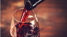 Une étude récente révèle les responsables improbables des maux de tête liés à la consommation de vin rouge