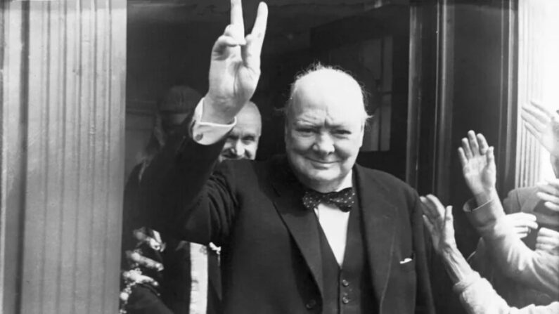 Le Premier ministre britannique Winston Churchill (1874-1965) salue avec le signe de la victoire, à Douvres en 1951  (Central Press/Hulton Archive/Getty Images)