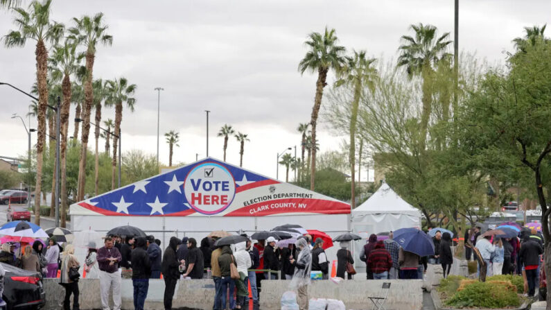 Les gens font la queue sous la pluie pour voter dans le parking d'un centre commercial à Las Vegas, Nevada, le 8 novembre 2022. (Ethan Miller/Getty Images)