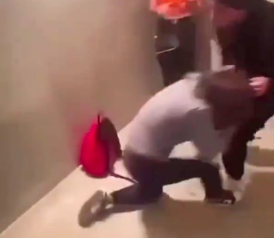 Vidéo virale d’une jeune fille violemment agressée par quatre autres adolescentes. Capture écran X.