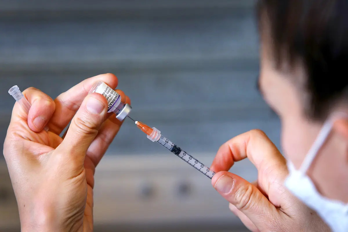 Les personnes sont plus susceptibles de souffrir de vertiges et d'acouphènes peu après la vaccination contre le Covid-19 : étude