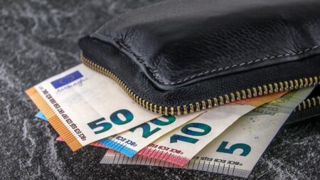 Morbihan: deux jeunes trouvent un portefeuille contenant 800 euros, ils décident de le rapporter au commissariat