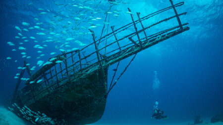 Une mannequin bat un record Guiness avec une séance photo sous-marine à 40 mètres de profondeur