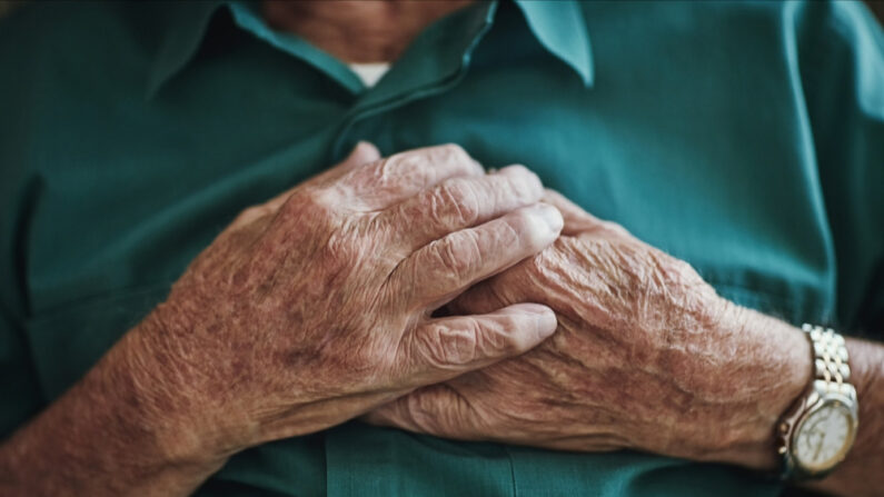 Le vieil homme est déjà en arrêt cardiorespiratoire à l'arrivée des secours. (Photo: PeopleImages.com - Yuri A/Shutterstock)