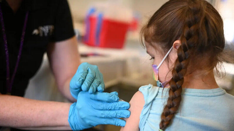 Une infirmière administre une dose de vaccin COVID-19 à une jeune fille dans une clinique de Los Angeles, le 19 janvier 2022. (Robyn Beck/AFP via Getty Images)