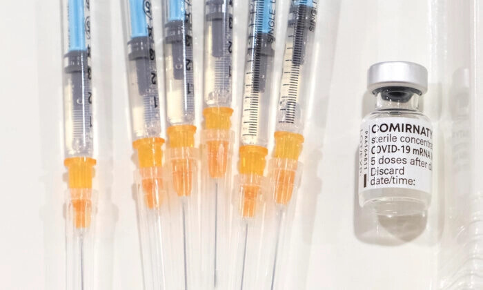 Un flacon du vaccin contre le Covid-19 de Pfizer-BioNTech et des seringues remplies de vaccin lors d'une campagne nationale de vaccination, à l'hôpital Chiba East à Chiba, au Japon, le 19 février 2021. (Kazuhiro Nogi/AFP via Getty Images)