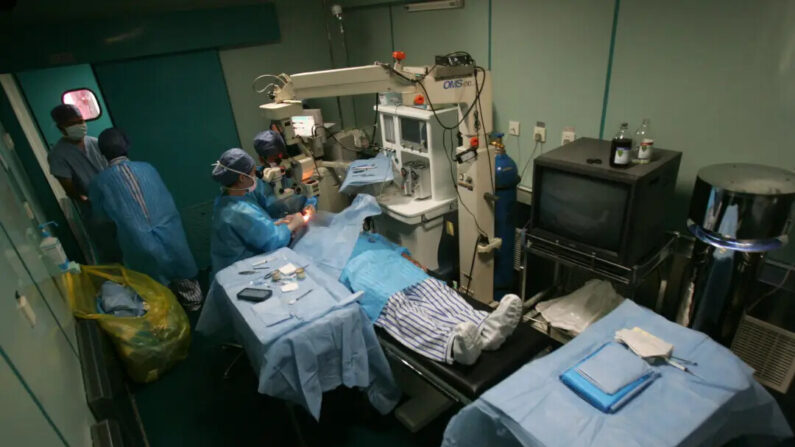 Des médecins procèdent à l'ablation gratuite de la cataracte d'un patient à Nanyang, dans la province du Henan, en Chine, le 11 mai 2008. (Photo par China Photos/Getty Images)