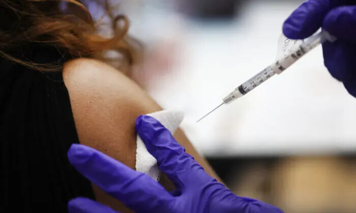 Une infirmière administre une dose de rappel du vaccin Covid-19 à une personne dans un hôpital de Hines (Illinois), le 1er avril 2022. (Scott Olson/Getty Images)