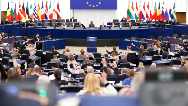 Lors de la session plénière à Strasbourg le 18 janvier 2024, la plupart des membres du Parlement européen approuvent la résolution contre la persécution du Falun Gong en Chine. (Parlement européen)